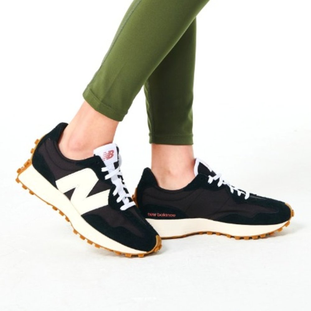 NEW BALANCE 327 WomenS Sneakers Shoes Black/White Leather Logo size 8.5 - Picture 4 of 14